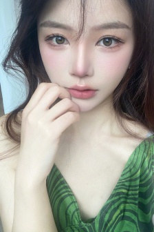 小SAO货撅起屁股扒开吸奶水